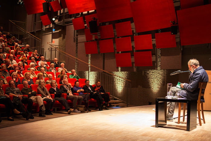Foto einer Lesung im Auditorium des Zentrums Paul Klee