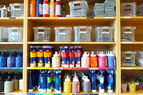 Zoom: Regal in einem Atelier gefüllt mit Farben