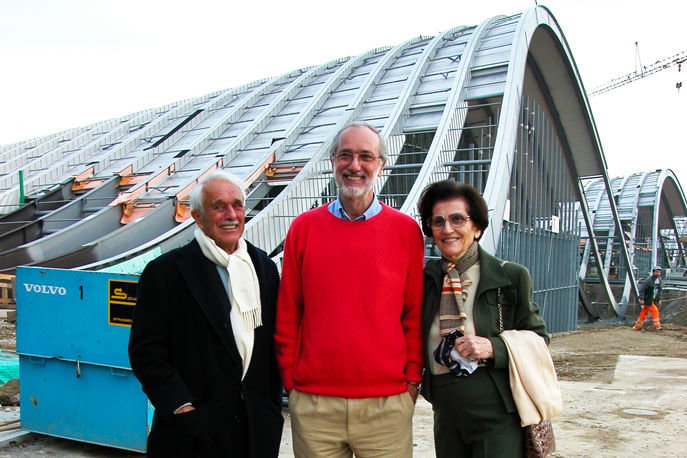Foto von Renzo Piano mit Maurice E. und Martha Müller vor dem, sich im Bau befindenden, Zentrum Paul Klee