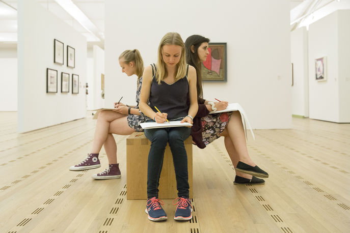 Drei Mädchen zeichnen in der Ausstellung des Zentrum Paul Klee